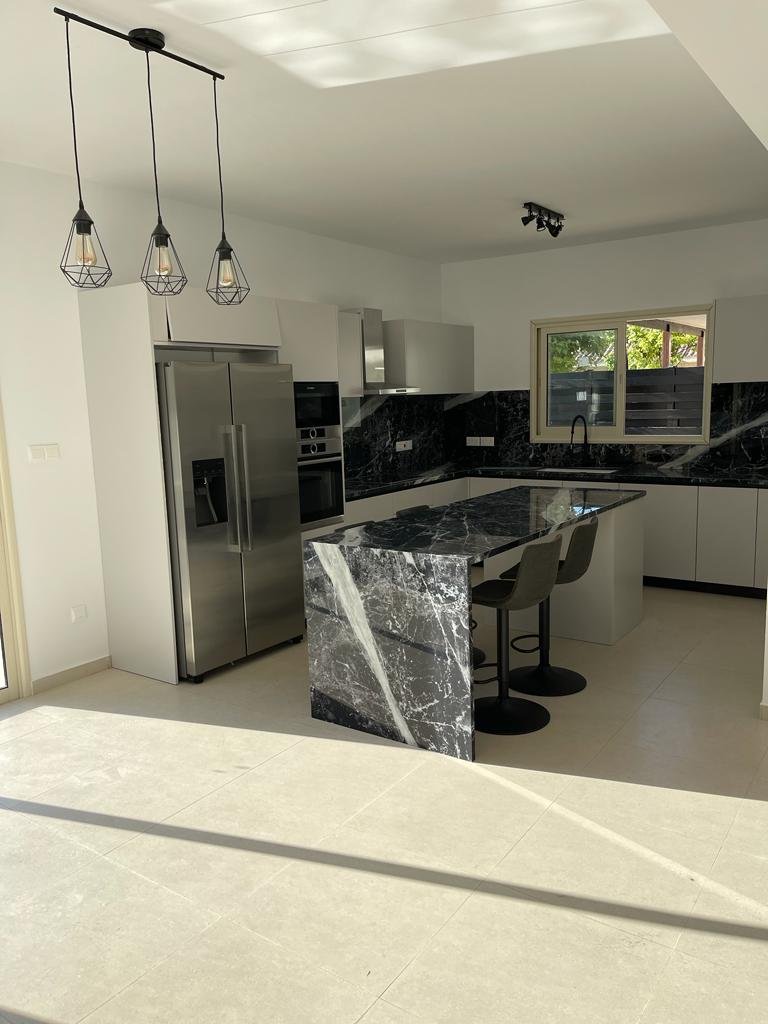 6-bed house with pool and garden in Agios Tychon photo 3