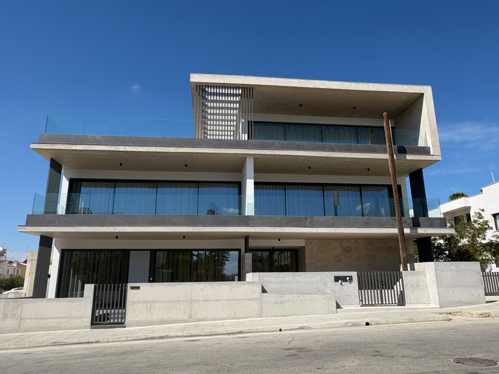 Brand-new luxury 3-bedroom ground-floor apartment, with sizeable garden in the prestigious area of Plati Aglantzias. Offered furnished or unfurnished.