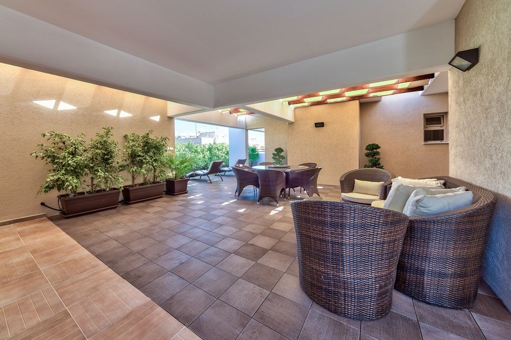 3-bedroom penthouse with veranda near the sea in Mouttagiaka photo 8