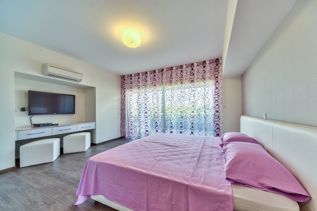 3-bedroom penthouse with veranda near the sea in Mouttagiaka photo 10