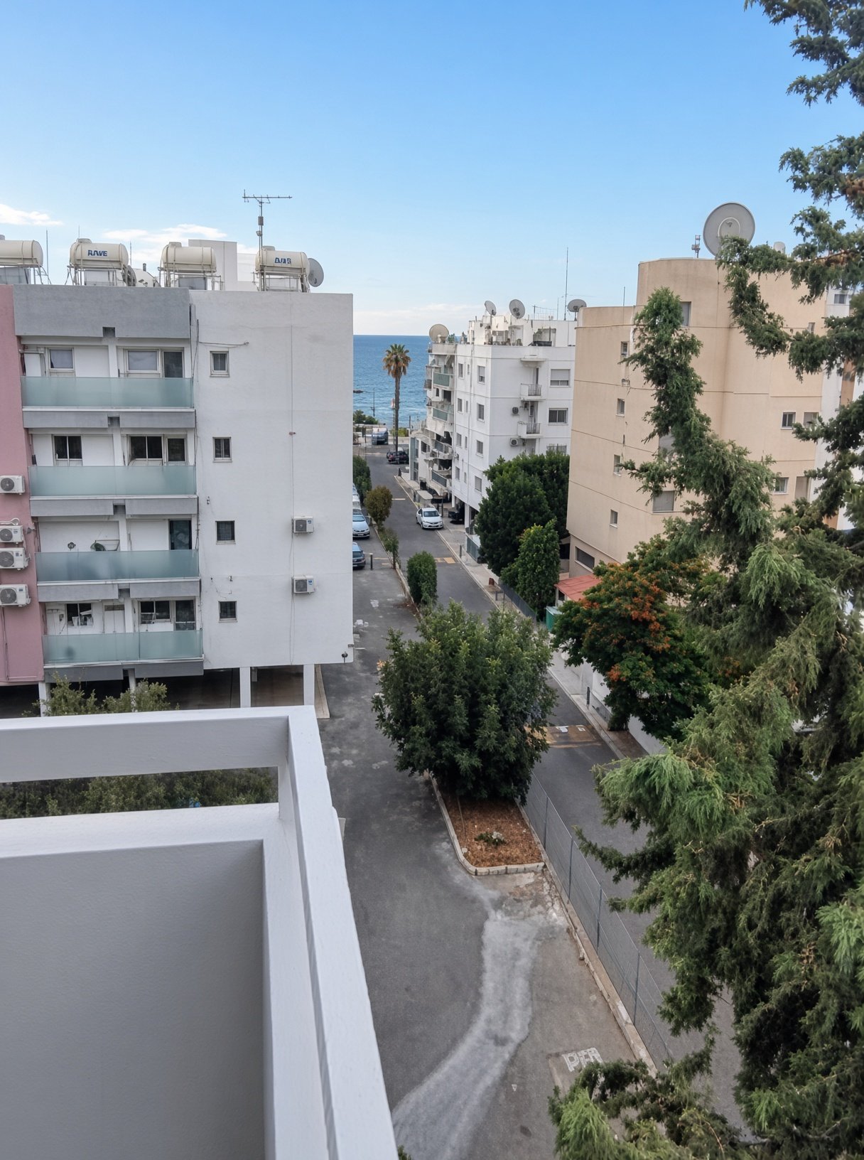 Renovated 3-bed apartment with sea view in Agios Tychon photo 8