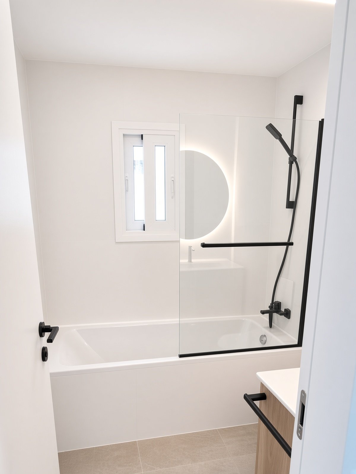 Renovated 3-bed apartment with sea view in Agios Tychon photo 14