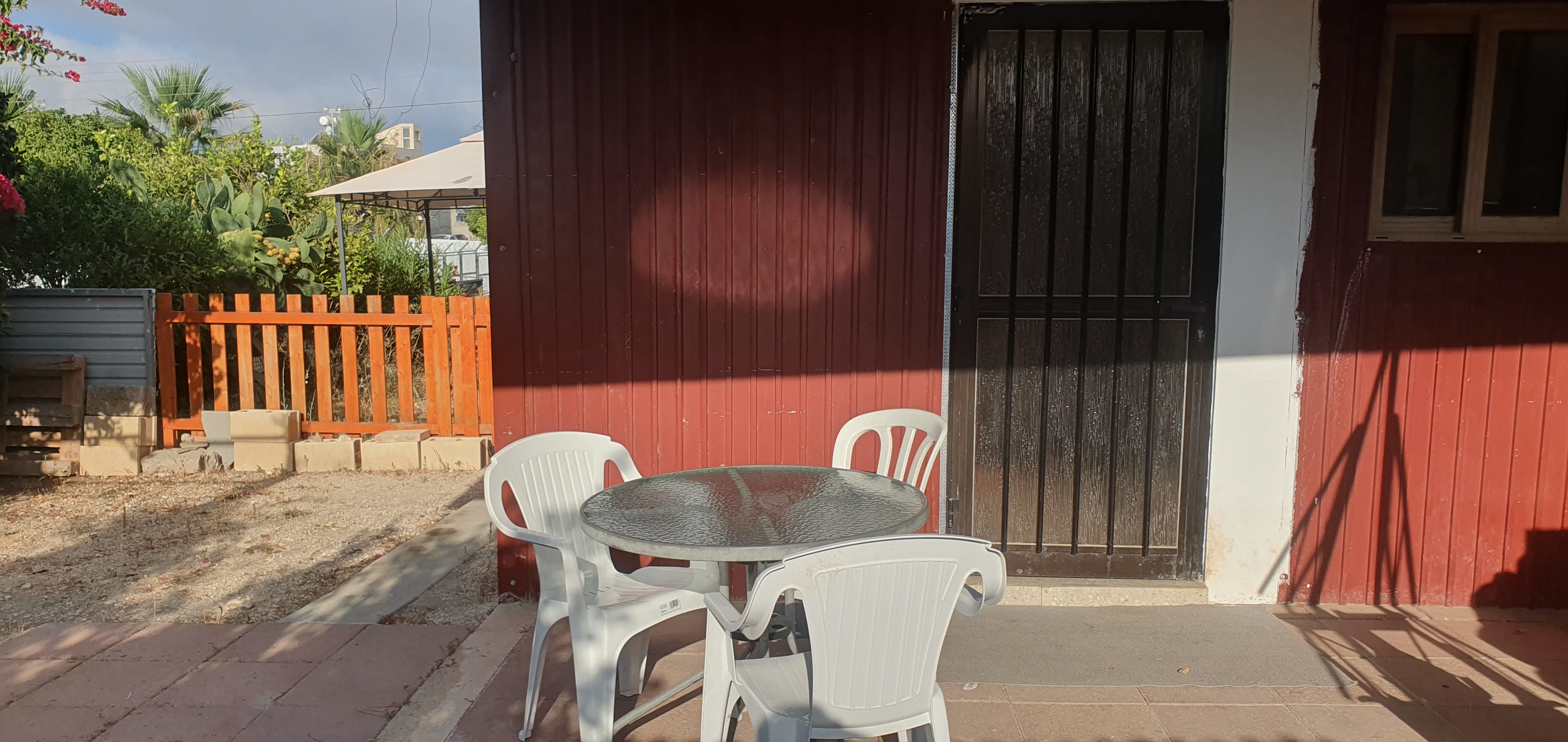ALL inclusive in the rent price, small studio apartment, ground floor with garden