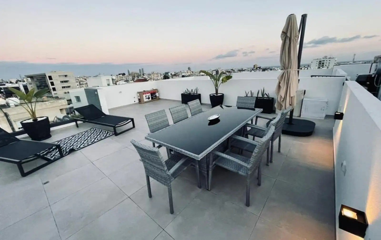 Modern 3-bed penthouse with roof garden in Mesa Geitonia photo 2