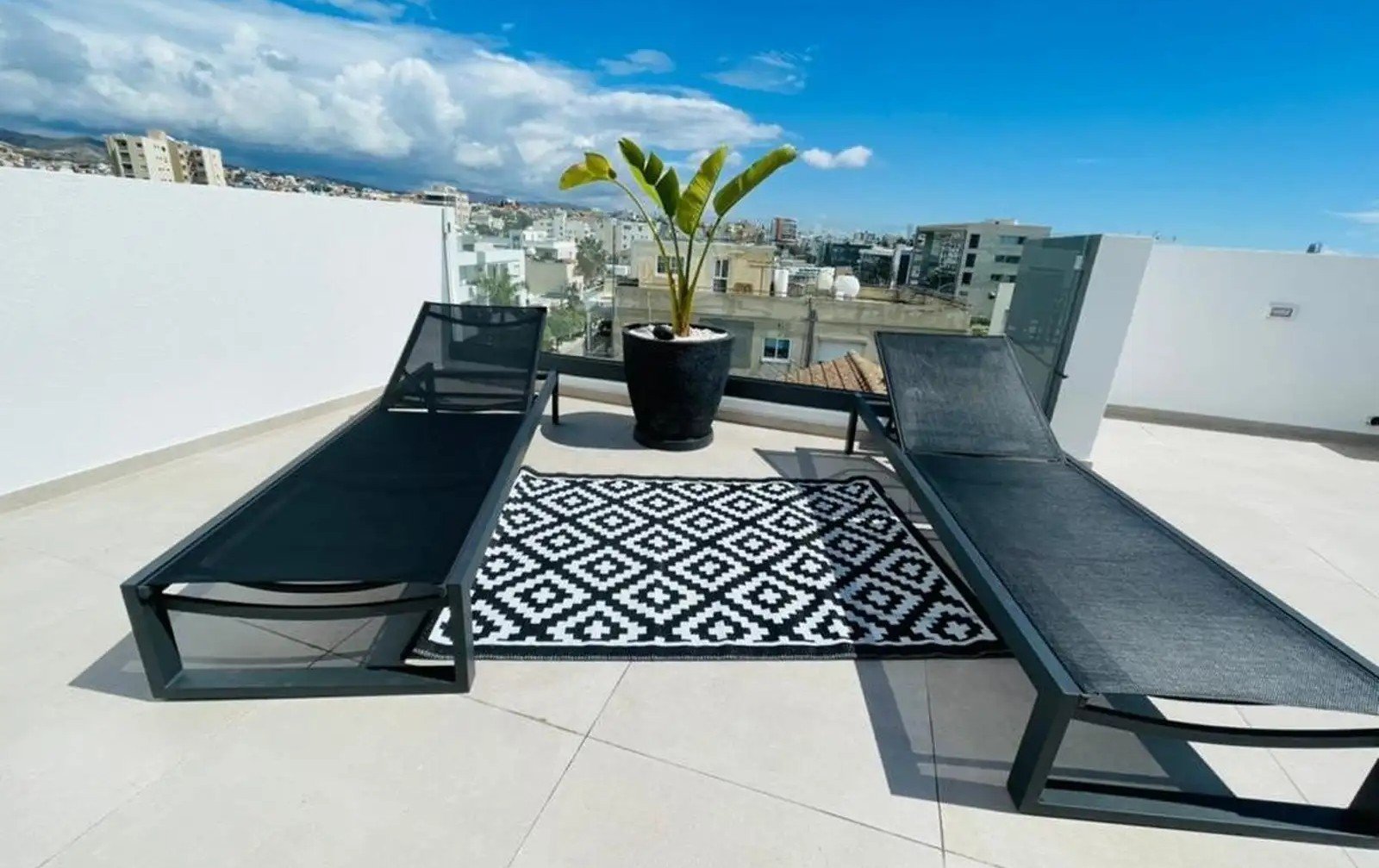Modern 3-bed penthouse with roof garden in Mesa Geitonia photo 14