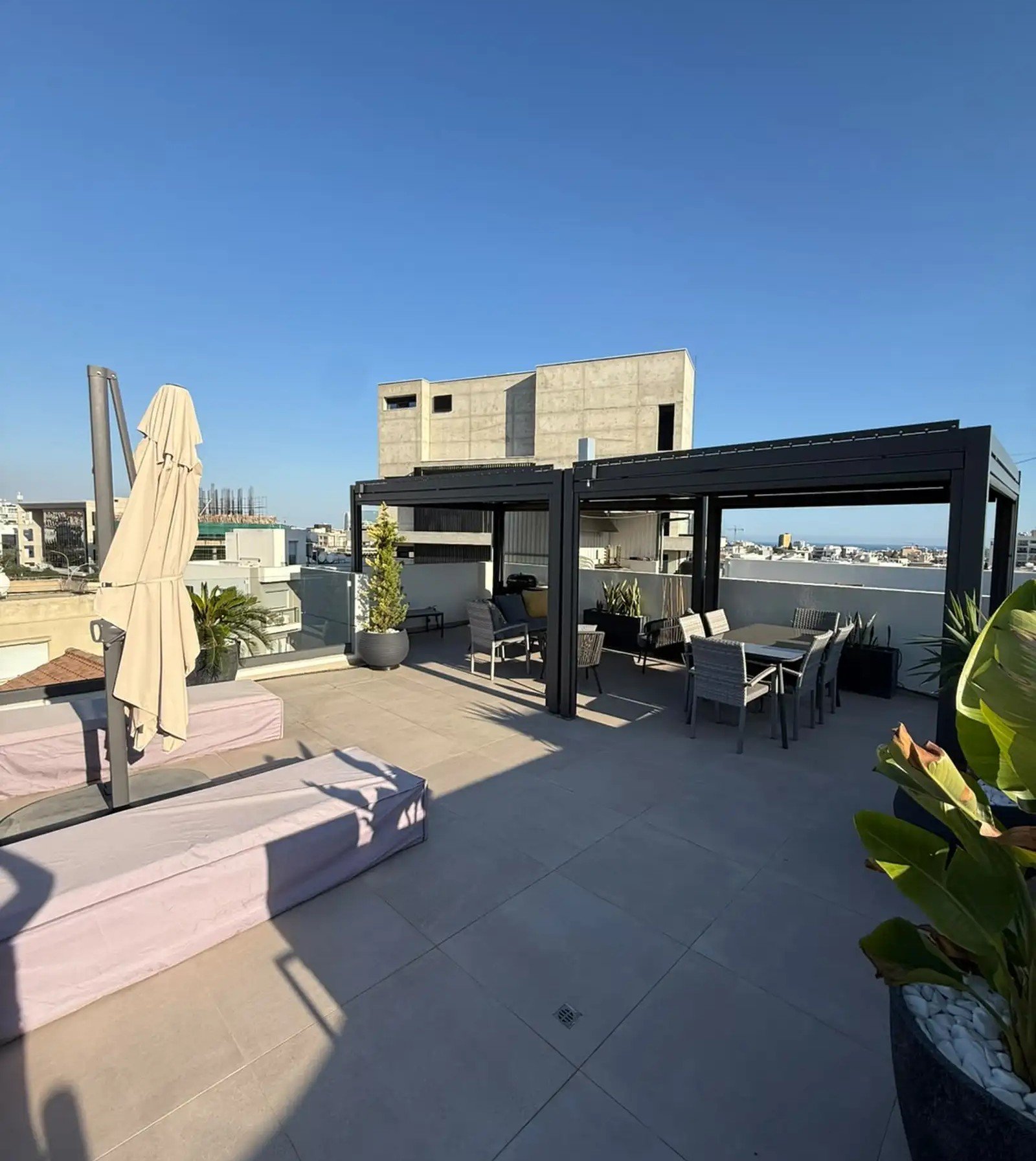 Modern 3-bed penthouse with roof garden in Mesa Geitonia photo 16