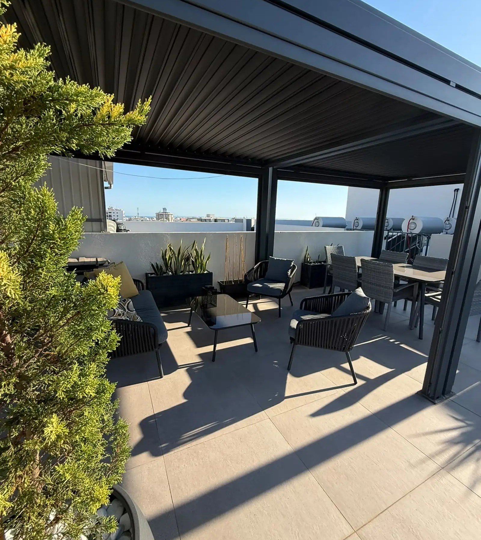 Modern 3-bed penthouse with roof garden in Mesa Geitonia photo 17