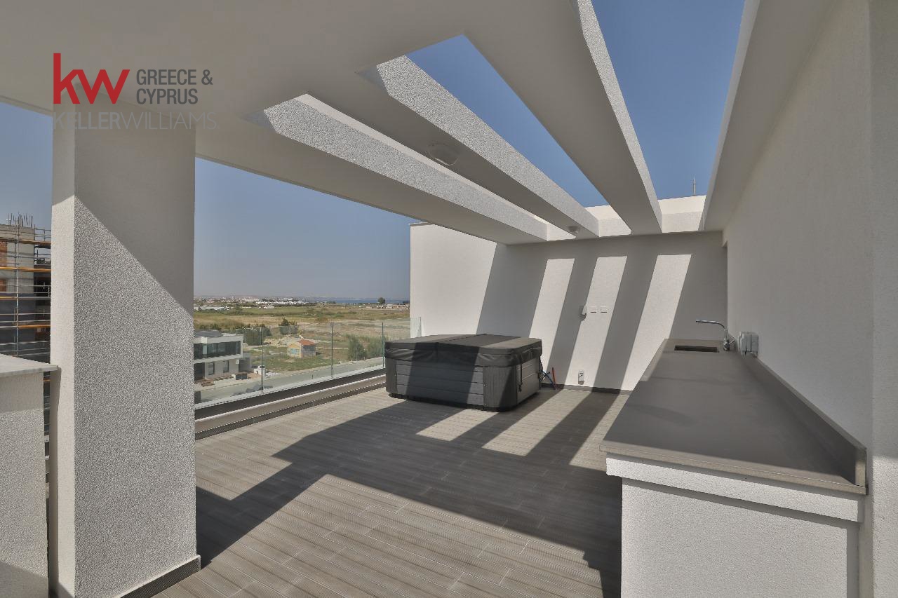2-bed penthouse with roof garden in Leivadia photo 10