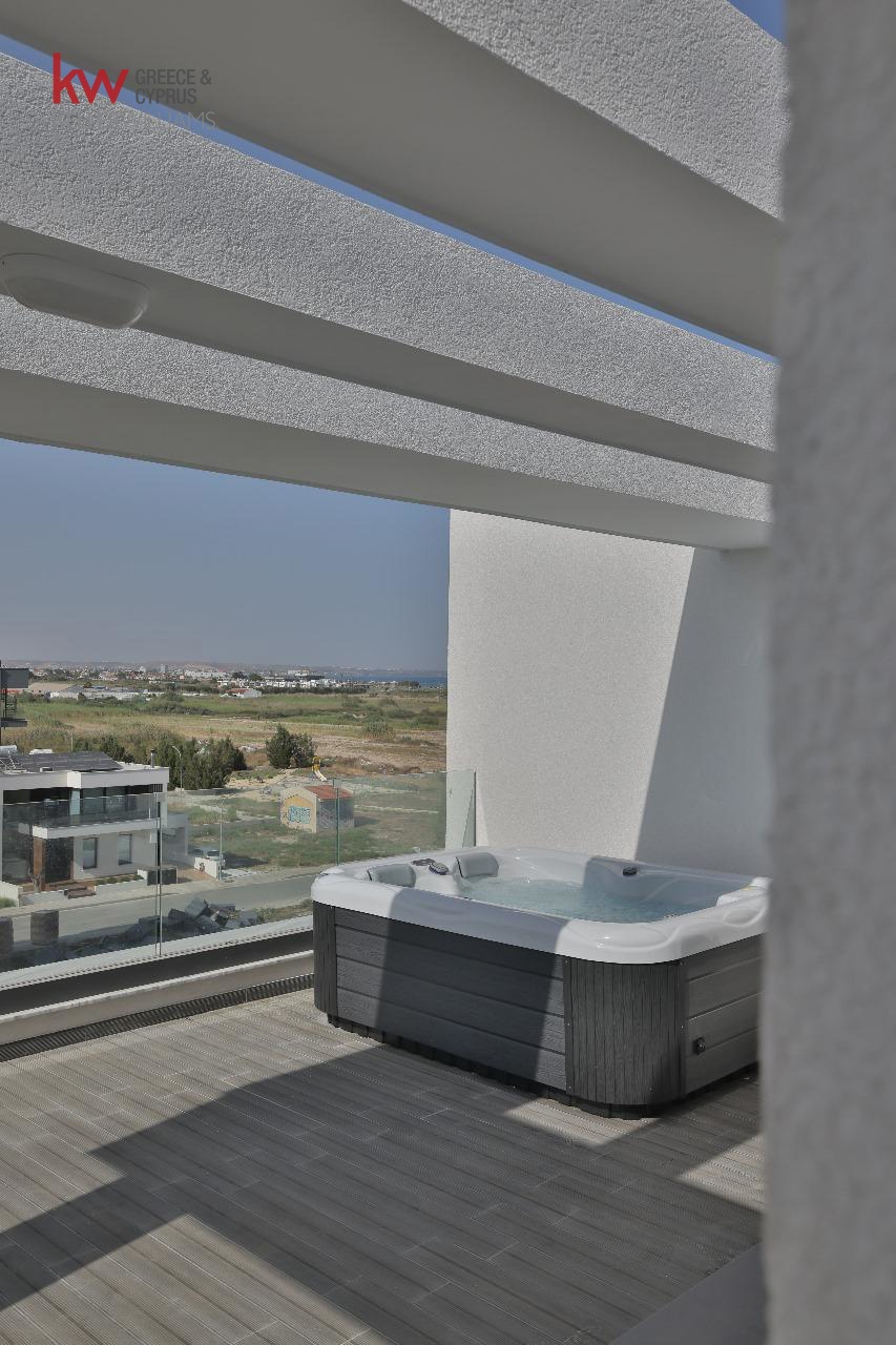 2-bed penthouse with roof garden in Leivadia photo 12
