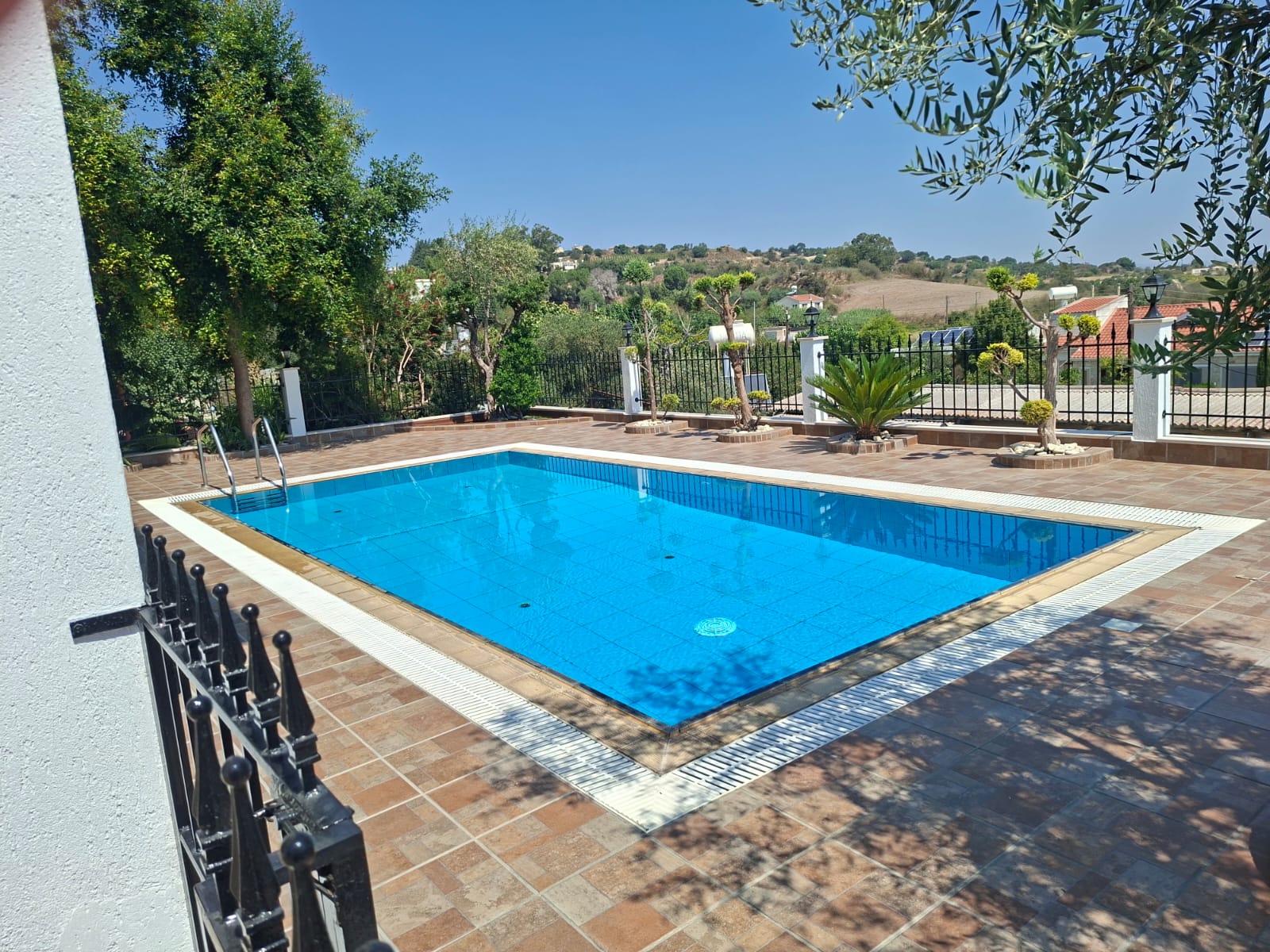 5 Bedroom Villa for Rent in Stroumbi, Paphos