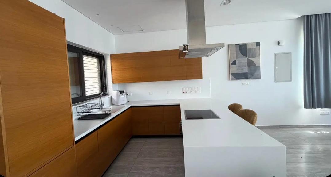 4-bed furnished villa with pool and sea view in Chlorakas photo 4