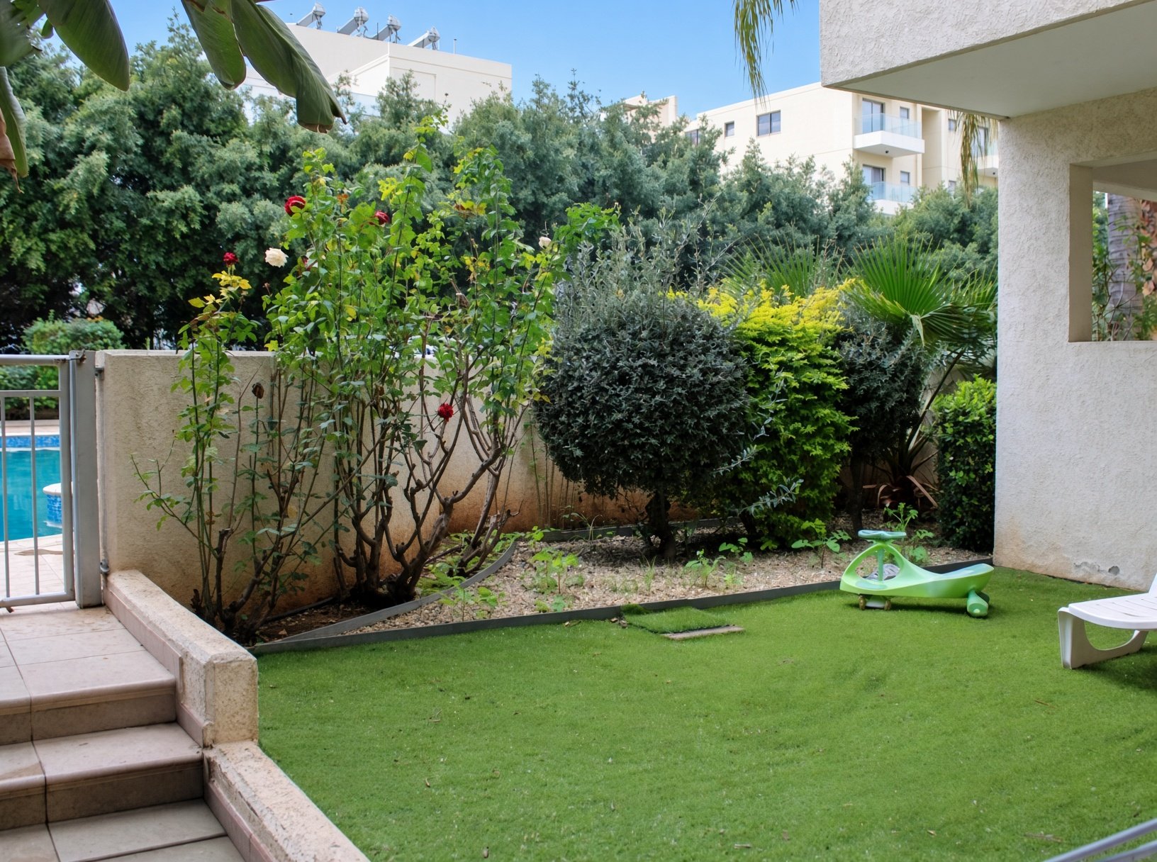 2-bed ground-floor apartment with garden and pool in Germasogeia photo 8