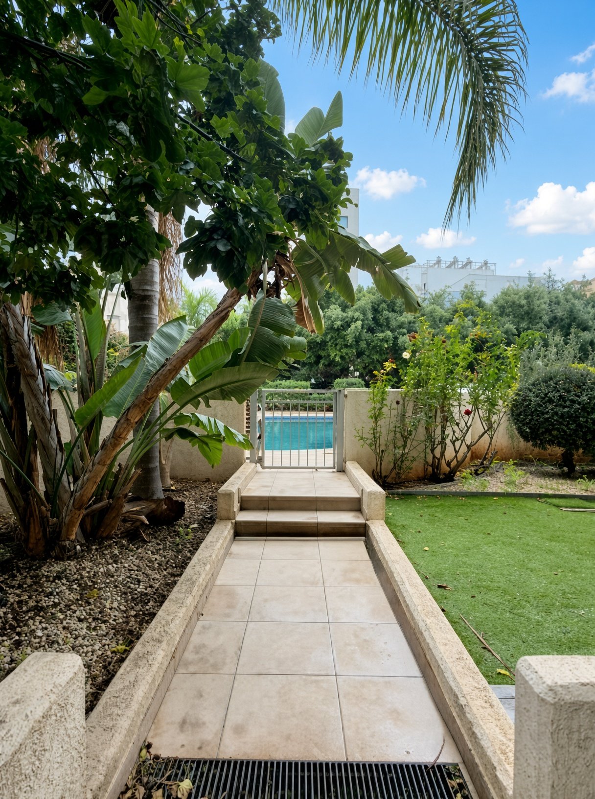 2-bed ground-floor apartment with garden and pool in Germasogeia photo 6