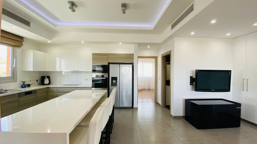 4-bed penthouse with sea view in Agios Tychonas, Limassol photo 5