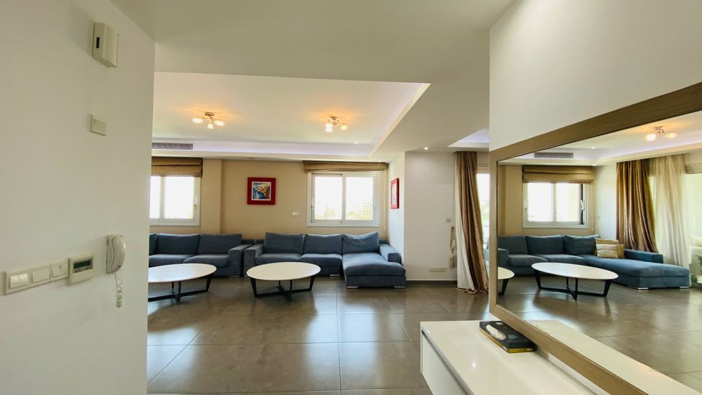 4-bed penthouse with sea view in Agios Tychonas, Limassol photo 2
