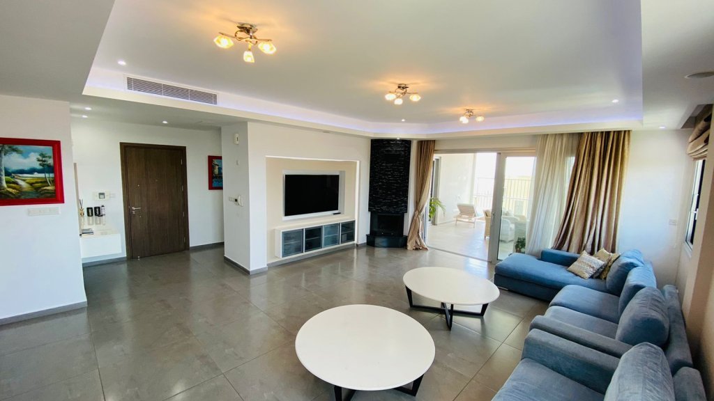 4-bed penthouse with sea view in Agios Tychonas, Limassol photo 3