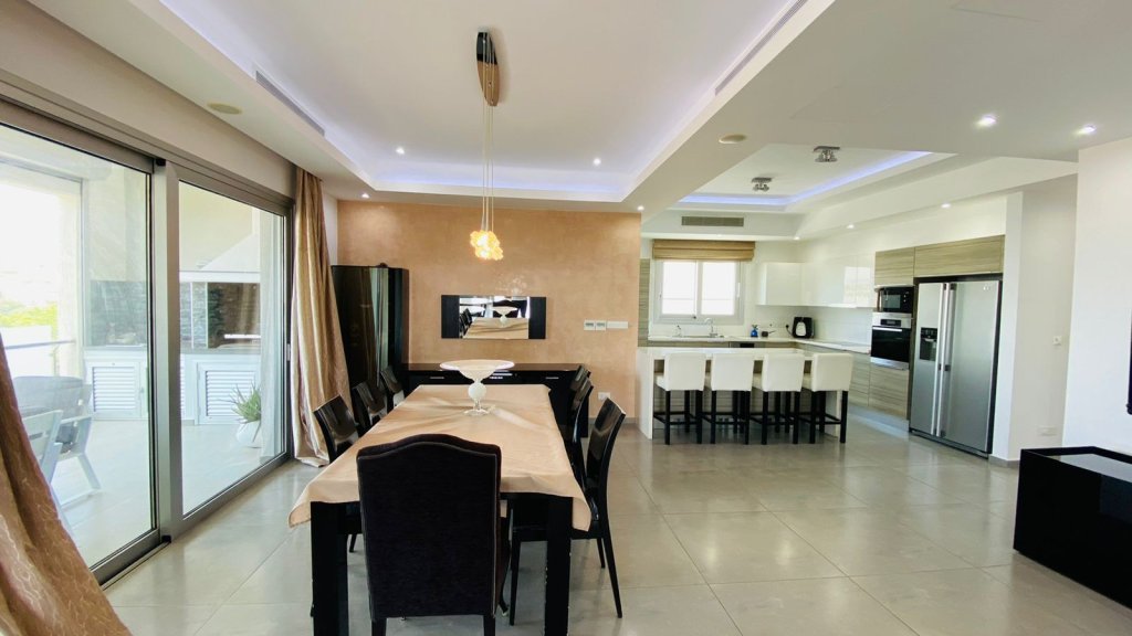 4-bed penthouse with sea view in Agios Tychonas, Limassol photo 4