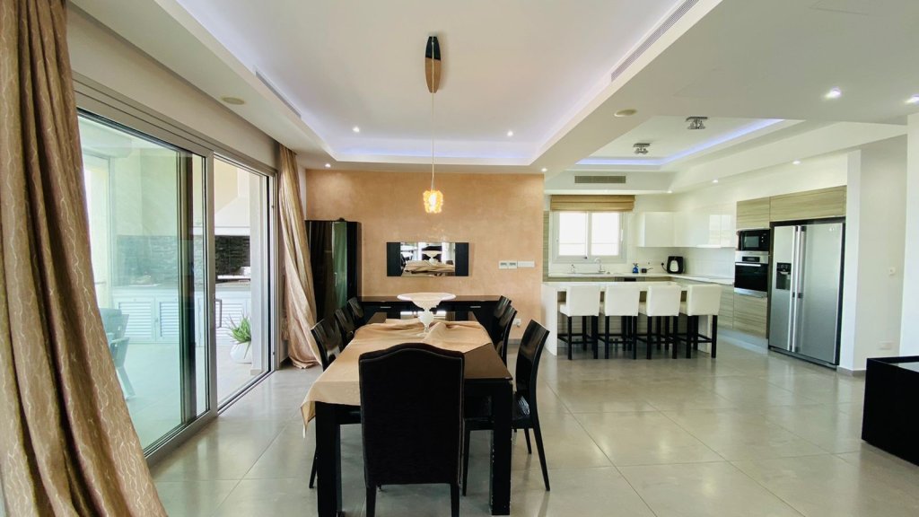 4-bed penthouse with sea view in Agios Tychonas, Limassol photo 6