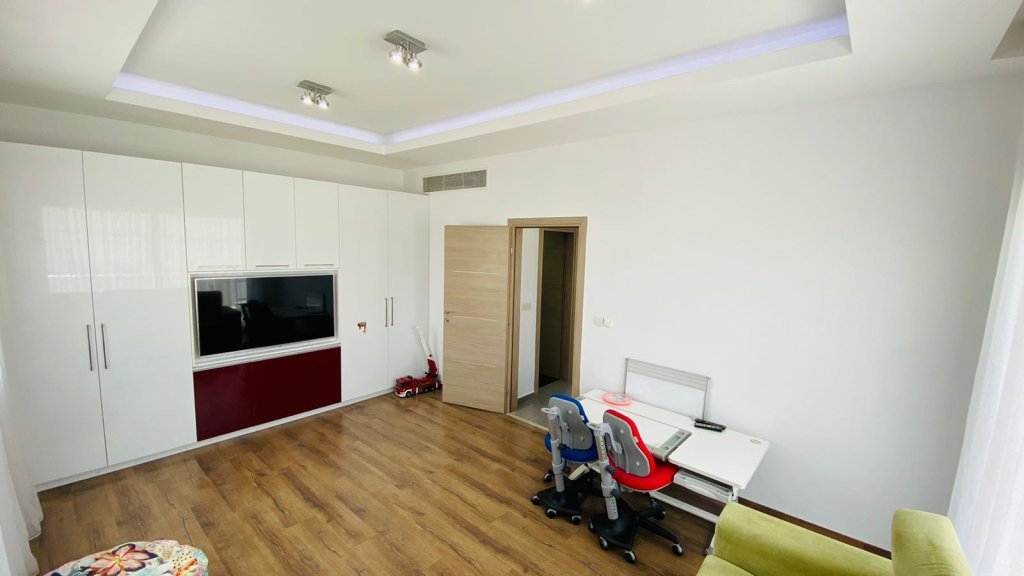 4-bed penthouse with sea view in Agios Tychonas, Limassol photo 7