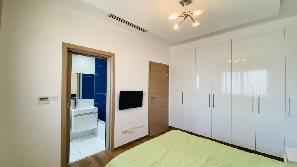 4-bed penthouse with sea view in Agios Tychonas, Limassol photo 10