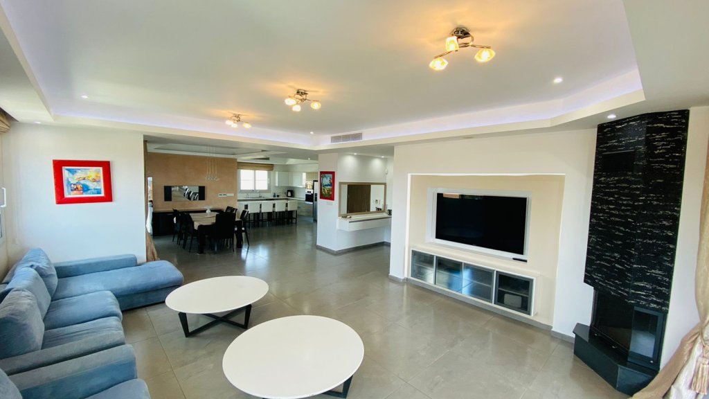 4-bed penthouse with sea view in Agios Tychonas, Limassol photo 8