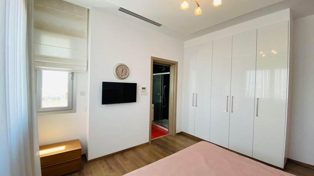 4-bed penthouse with sea view in Agios Tychonas, Limassol photo 9