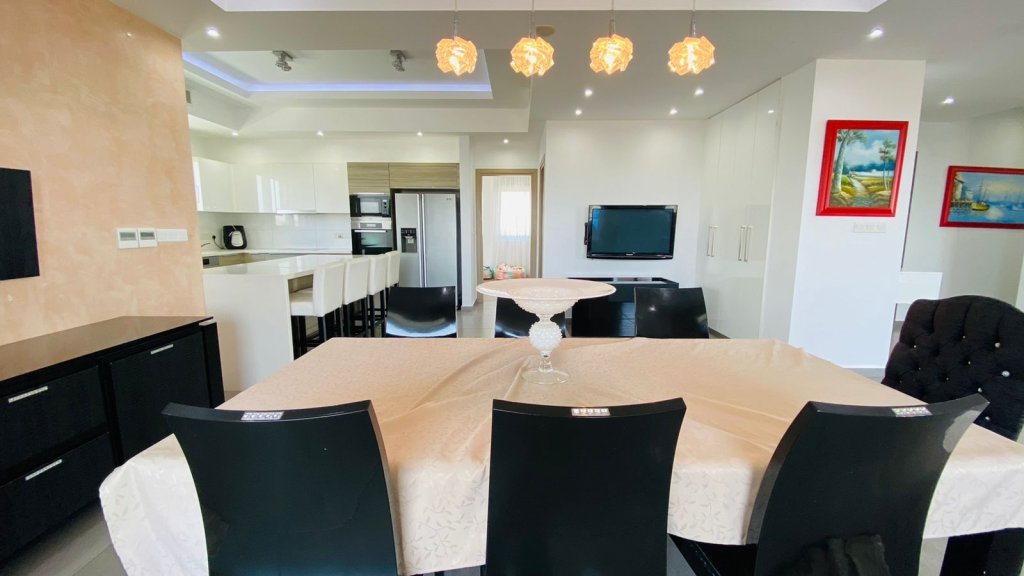 4-bed penthouse with sea view in Agios Tychonas, Limassol photo 12