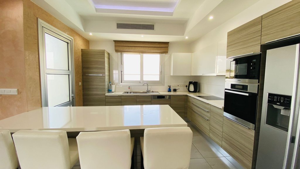 4-bed penthouse with sea view in Agios Tychonas, Limassol photo 11