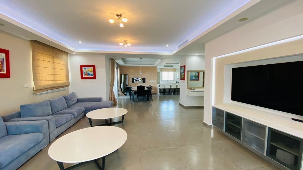 4-bed penthouse with sea view in Agios Tychonas, Limassol photo 13