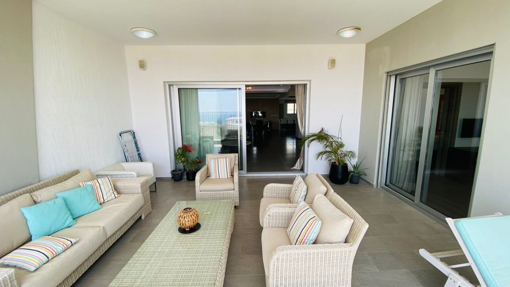 4-bed penthouse with sea view in Agios Tychonas, Limassol photo 16