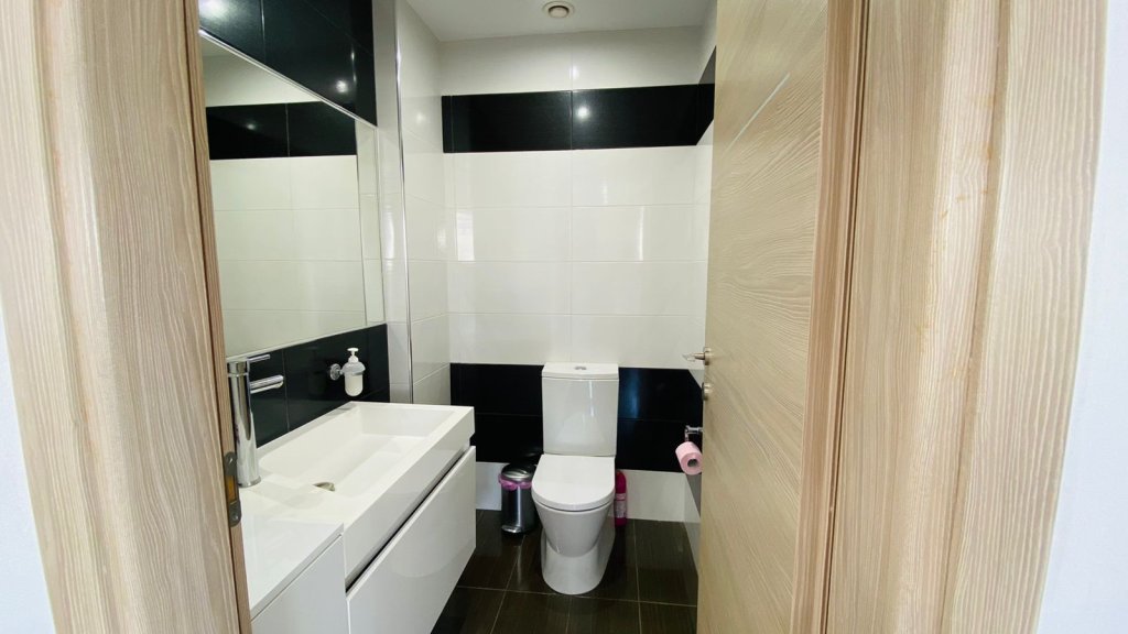 4-bed penthouse with sea view in Agios Tychonas, Limassol photo 18