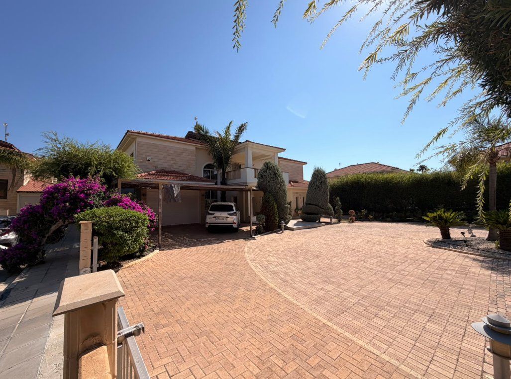 Spacious 5-Bedroom Villa in Dekeleia, Larnaca