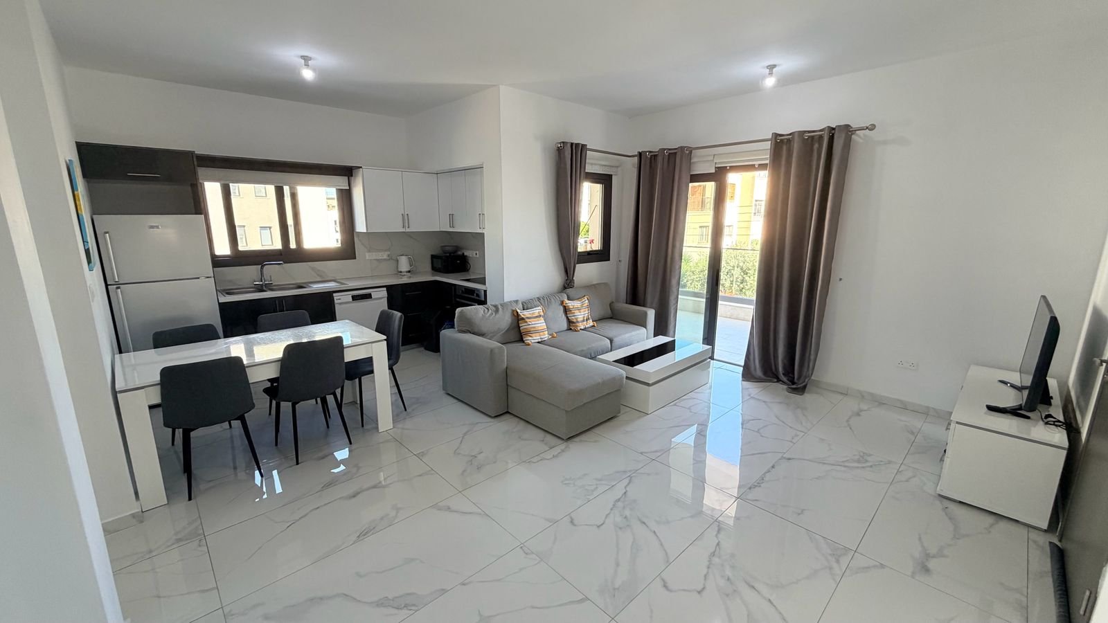 Modern 2-Bedroom Apartment in Tombs Of the Kings, Paphos