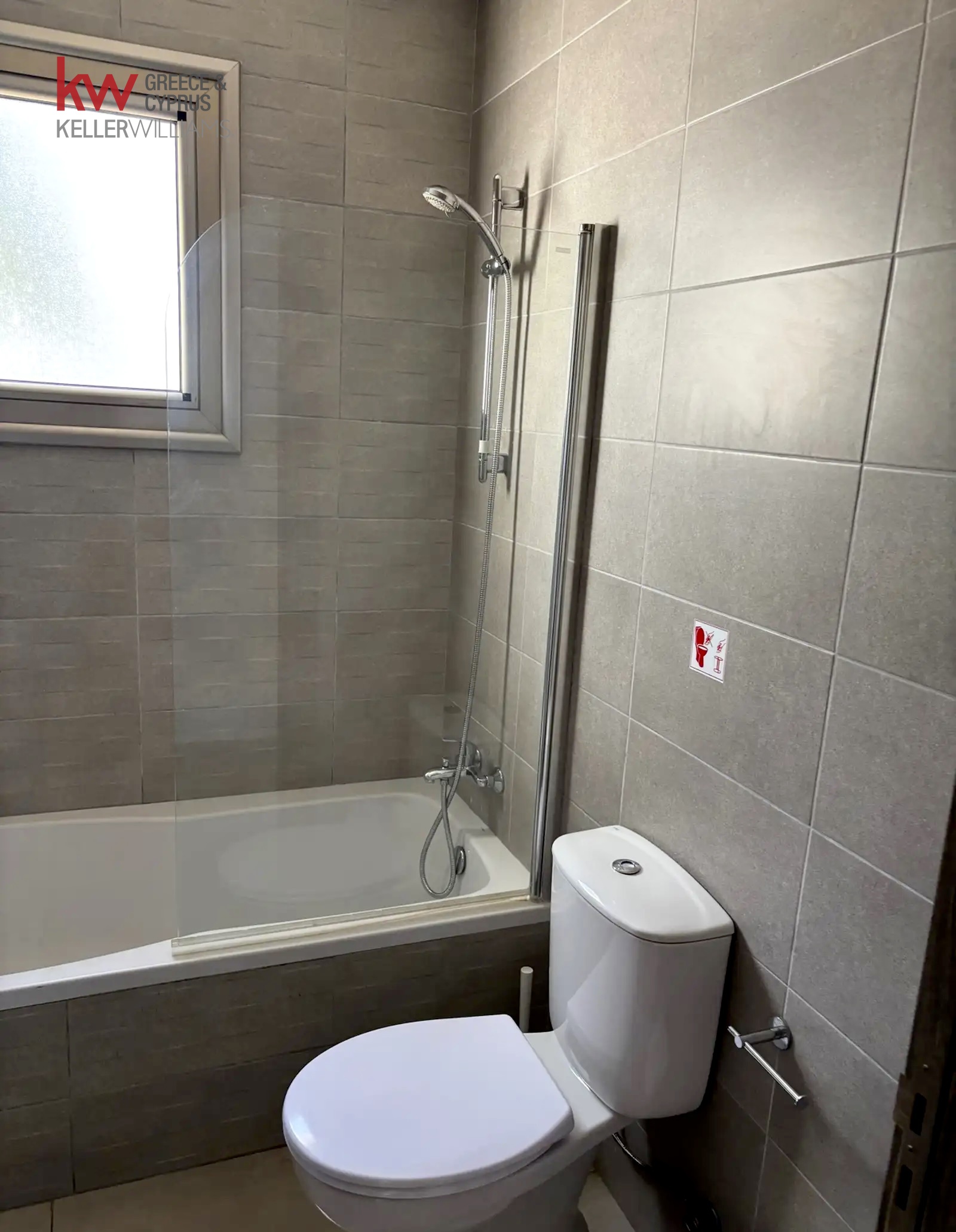 2-bed luxury apartment with covered parking in Meneou photo 10