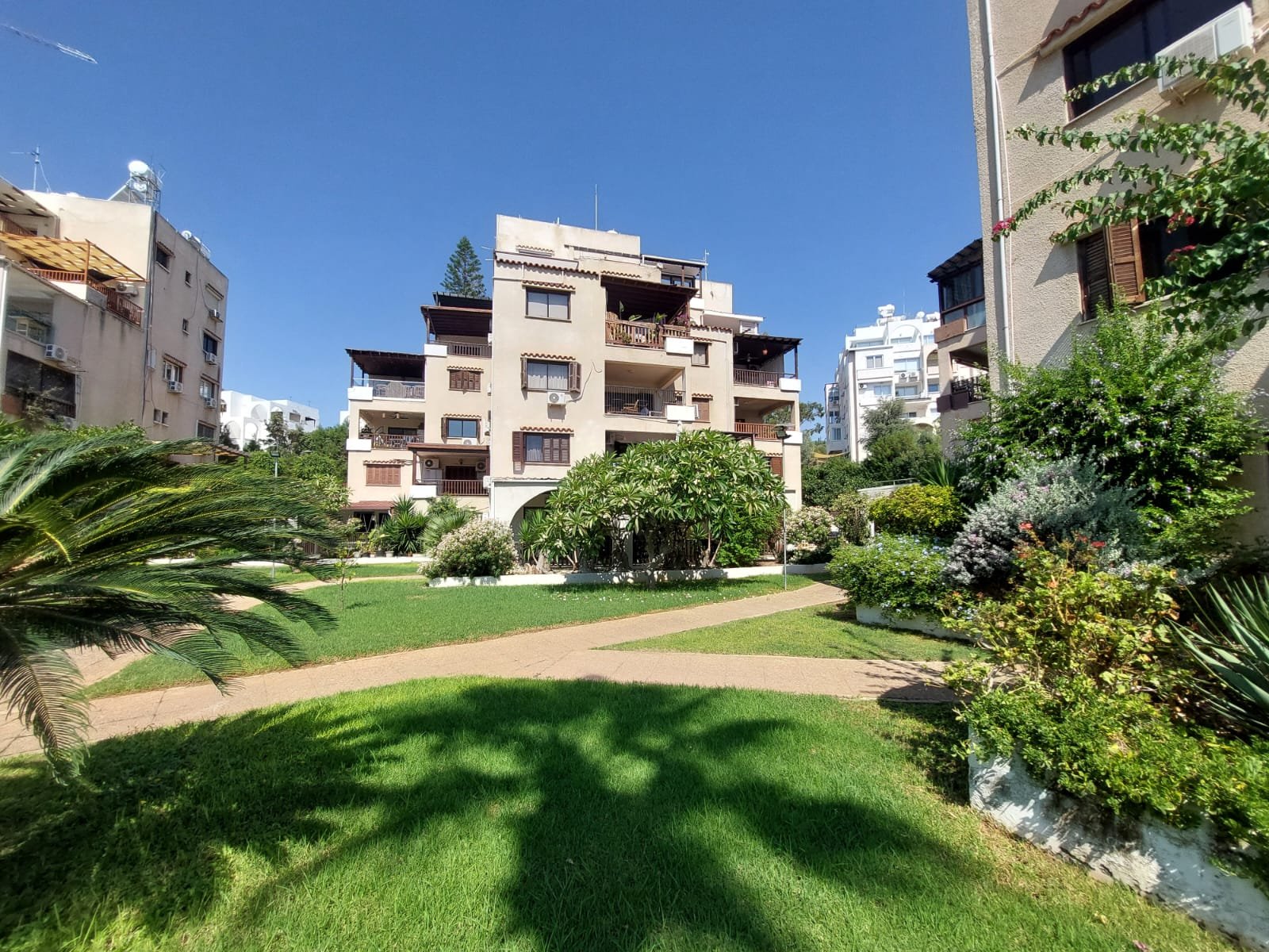 Renovated 3-bed furnished apartment near beach, Agios Tychonas photo 2