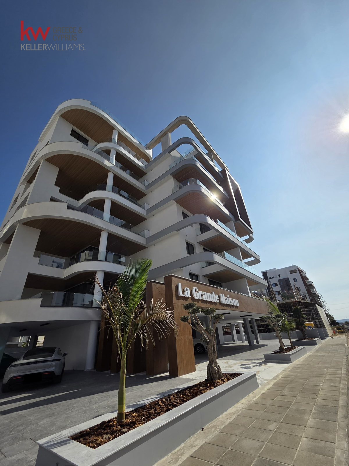 Luxury One Bedroom Apartment in Makenzy