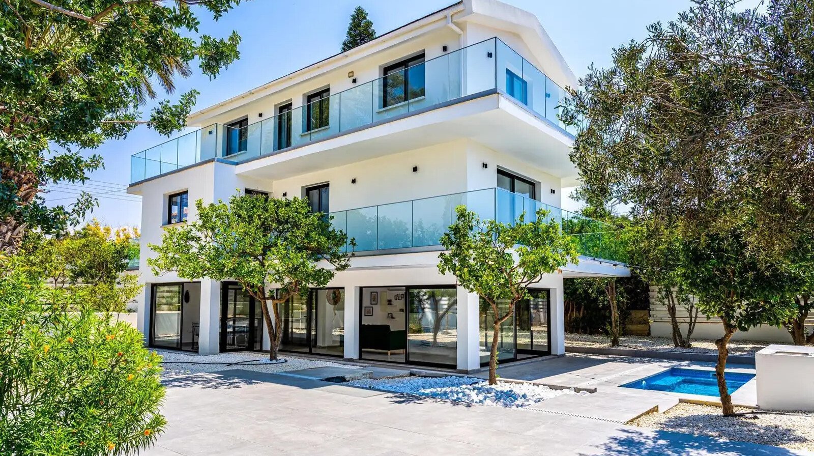 5-bed villa with pool and sea view in Ormideia