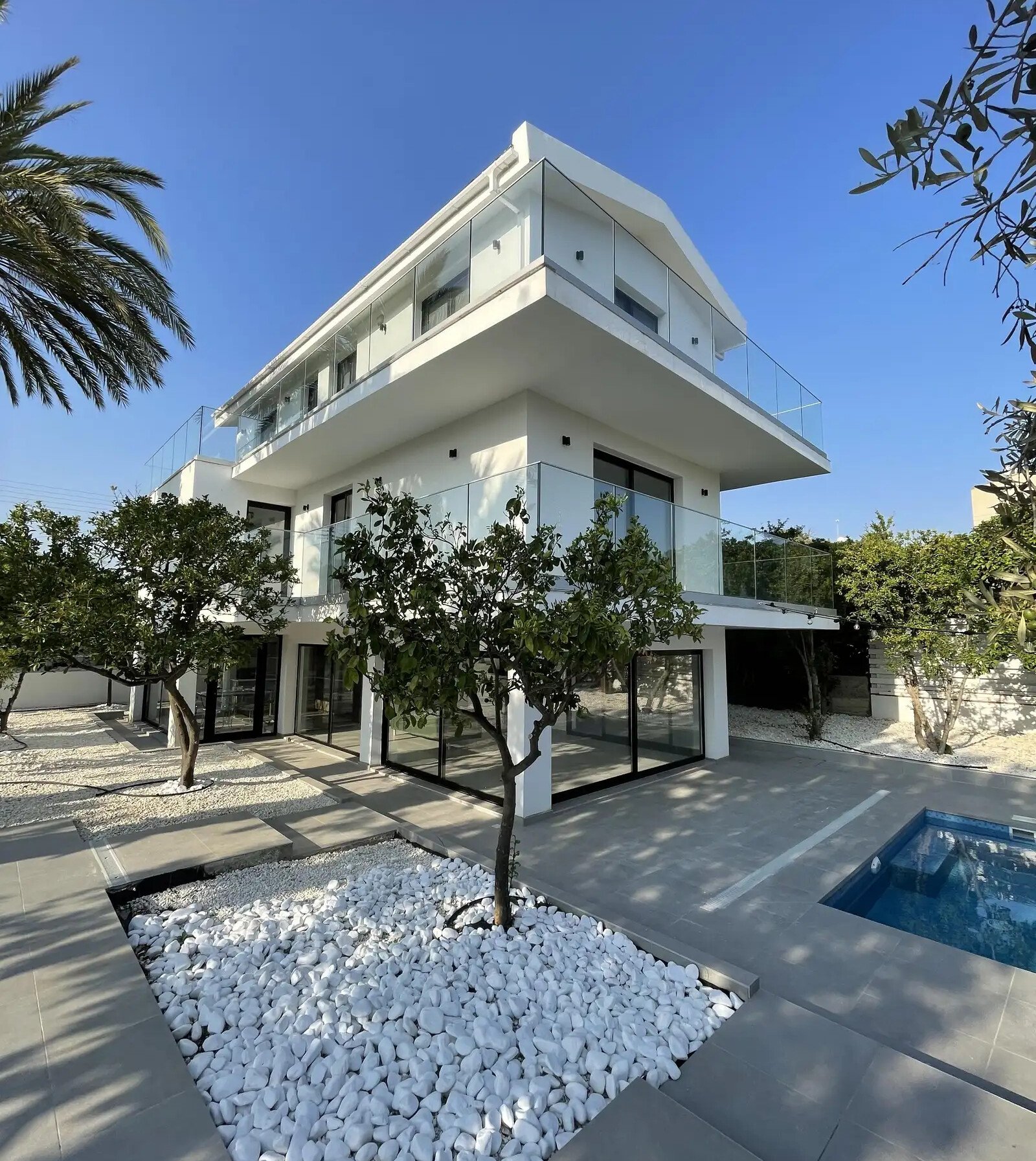 5-bed villa with pool and sea view in Ormideia photo 12