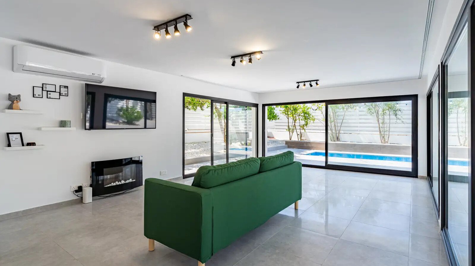 5-bed villa with pool and sea view in Ormideia photo 17