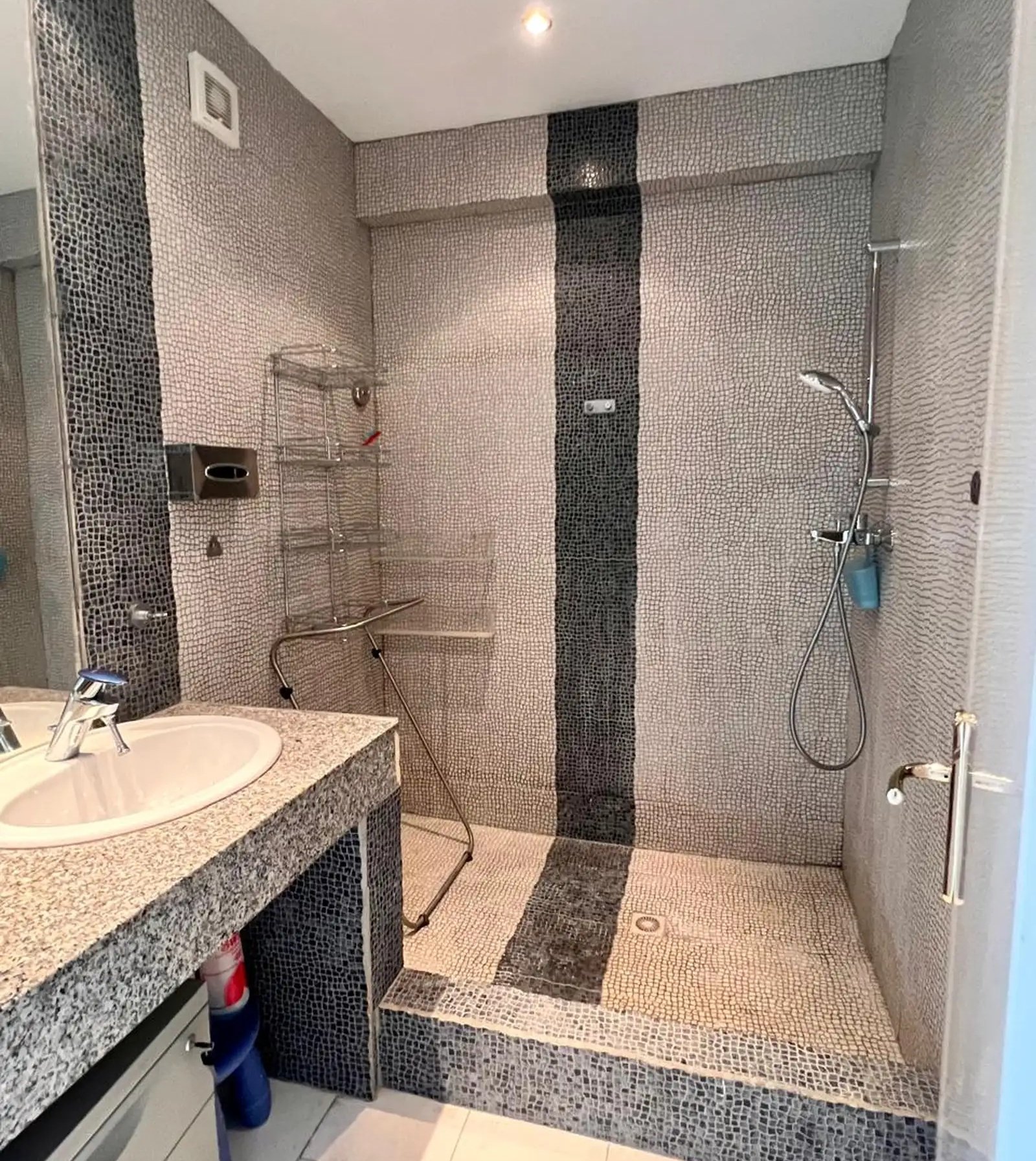 Renovated 3-bed furnished apartment in Katholiki, Limassol photo 13