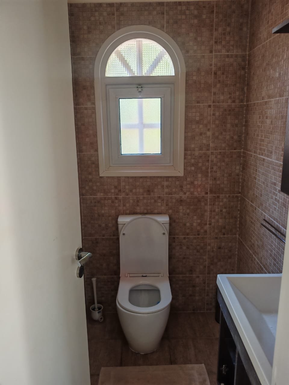 3-bed villa with pool and garden in Coral Bay photo 2