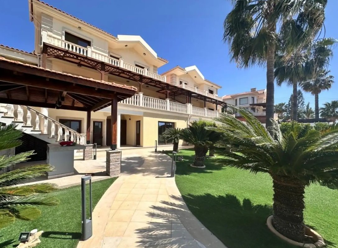 Spacious 5-Bedroom Villa in Parekklisia, Limassol