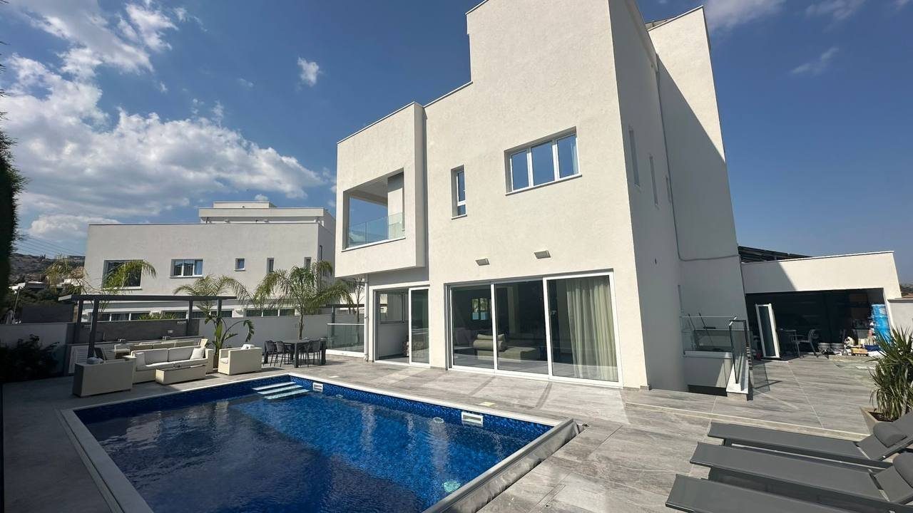 Spacious 5-Bedroom Villa in Agios Tychon, Limassol