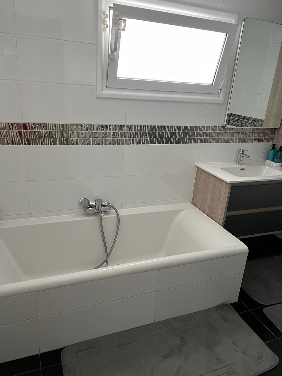 Renovated 3-bed bungalow with private pool in Coral Bay photo 8