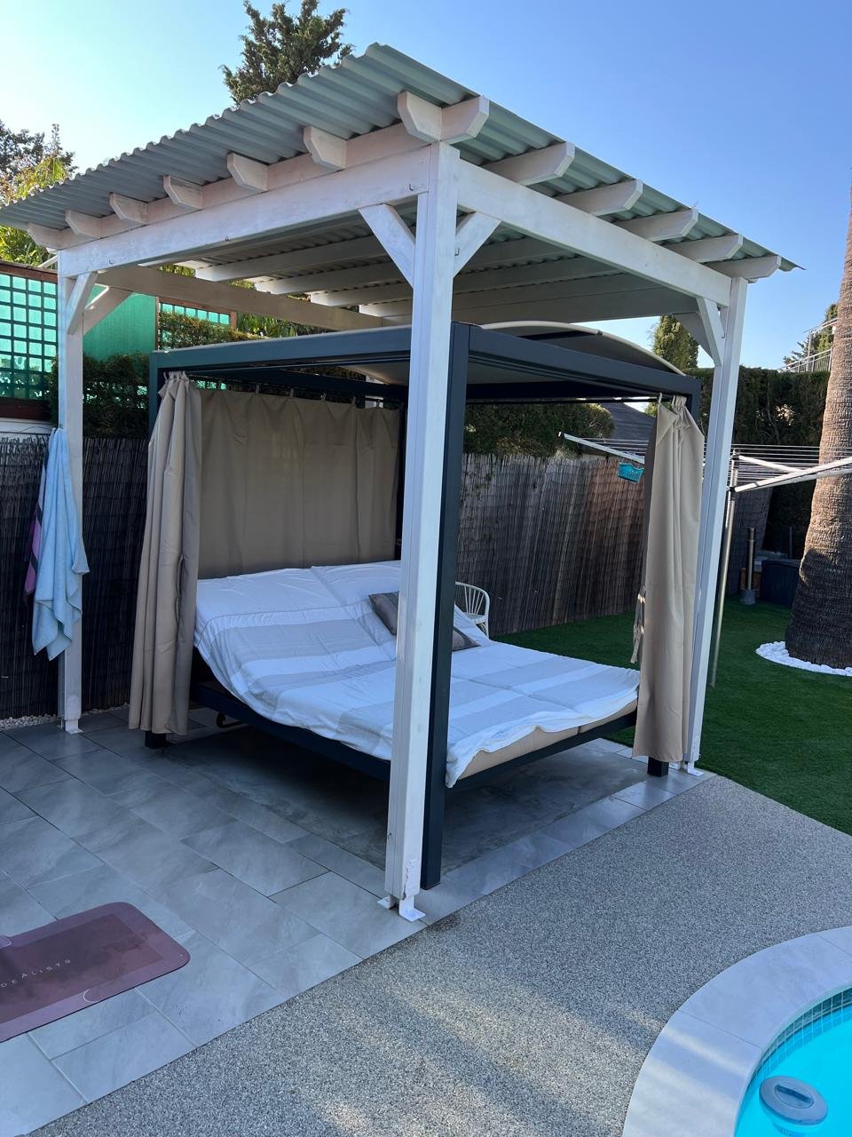 Renovated 3-bed bungalow with private pool in Coral Bay photo 6