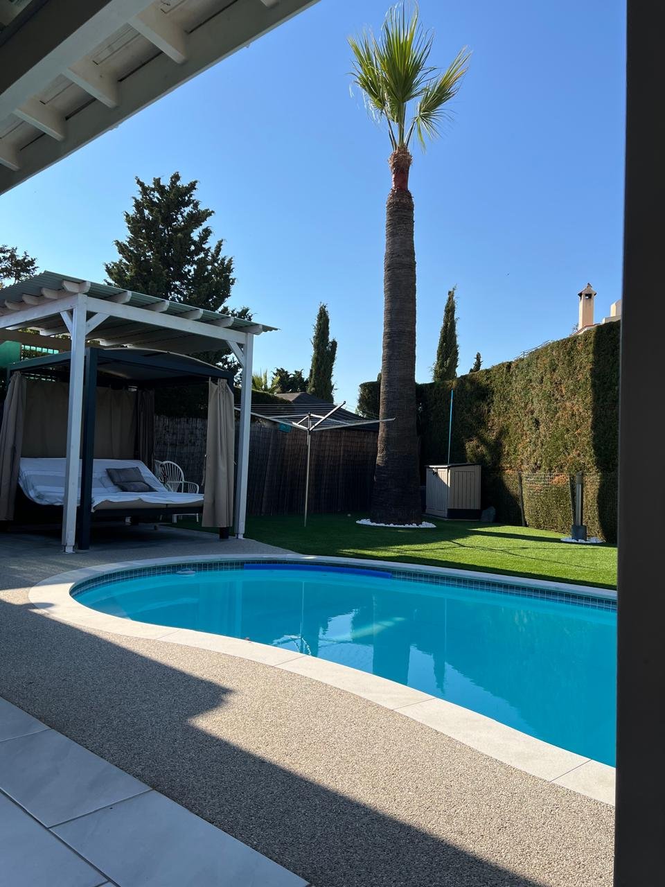 Renovated 3-bed bungalow with private pool in Coral Bay photo 12