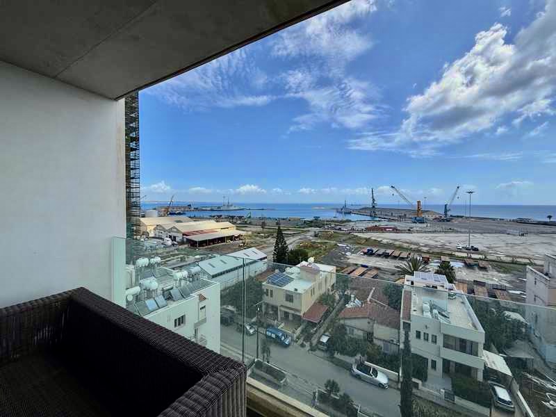 2-bed sea-view apartment on Makariou Avenue, Larnaca photo 3