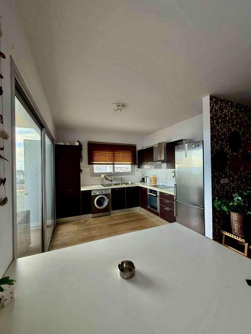 2-bed sea-view apartment on Makariou Avenue, Larnaca photo 4