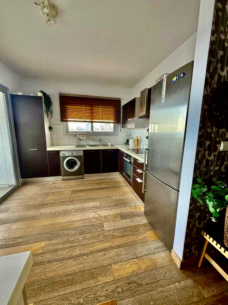 2-bed sea-view apartment on Makariou Avenue, Larnaca photo 2