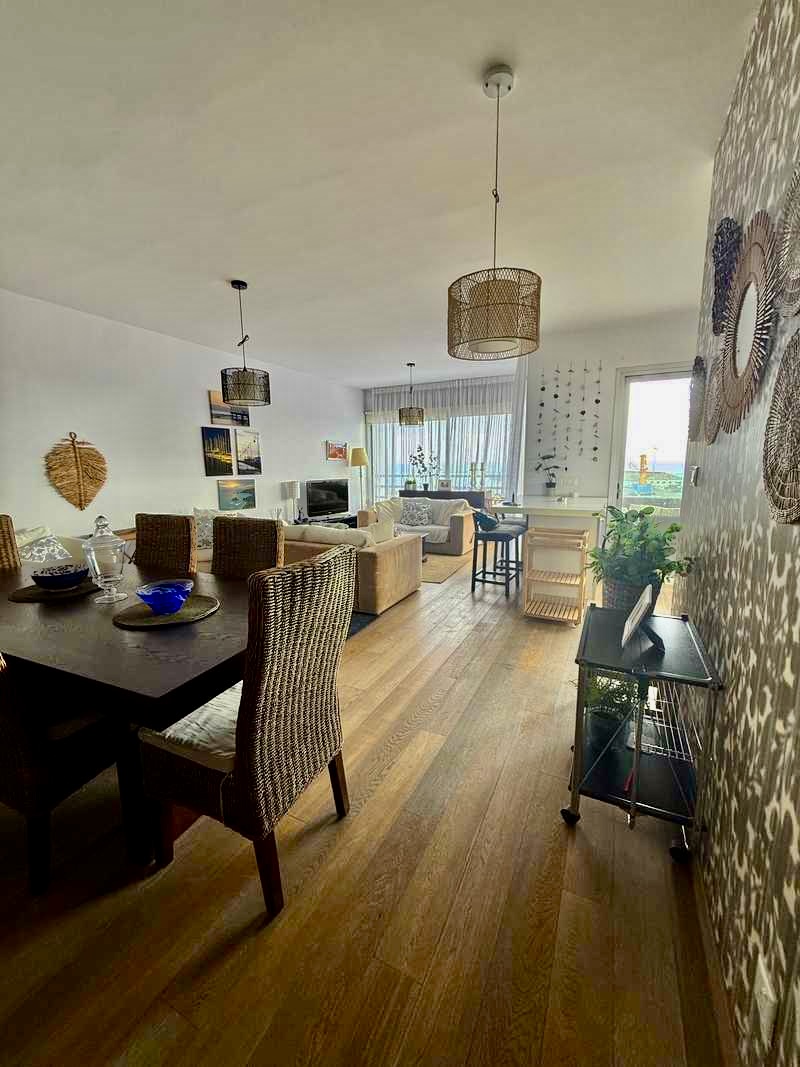 2-bed sea-view apartment on Makariou Avenue, Larnaca photo 6